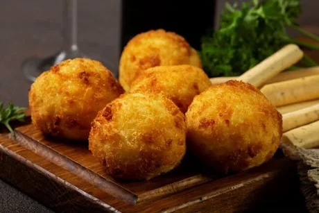 Bolitas de papa rellenas de queso